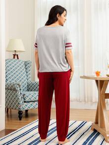 Conjunto de pijama de talla grande con top de manga corta con estampado de carta de amor a rayas de color contrastante y pantalones - Gris Claro - Ver 2