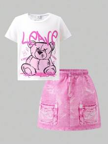 2件套年轻女孩服装：圆领短袖T恤，带有街头风格字母和泰迪熊图案，搭配粉色短裙。2025年返校季儿童学院风服装和校园运动装