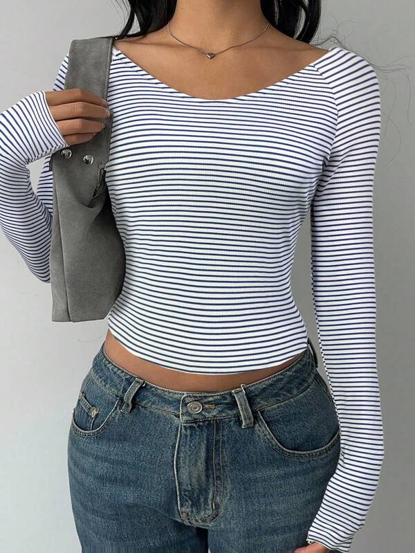 SHEIN BASICS Lässiges gestreiftes Strick-Crewneck Langarm Figurbetontes Crop Top für Frauen