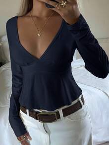CovetEZ Camiseta de mujer con cuello en V azul marino, manga larga y bajo con volantes. Top azul marino de cuello en V profundo
