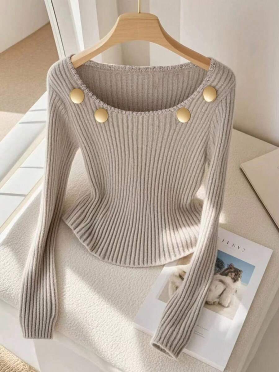 GlowEve Áo thun nữ cổ tròn tay dài thiết kế nút cài màu trơn, dáng rộng thoải mái - Màu be - Xem 1