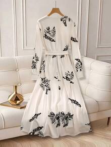GlowEve فستان طويل متواضع بأكمام طويلة وطبعة زهور بياقة على شكل حرف V باللونين الأسود والأبيض للنساء - متعدد الألوان - مشاهدة 2