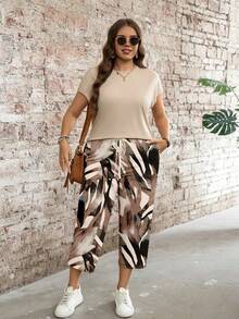 SHEIN LUNE 大码女式纯色圆领蝙蝠袖 T 恤 + 节日风格手绘涂鸦图案抽绳腰部印花七分裤女式两件套夏季服装，音乐节，汽车，2 件套夏季服装女士夏季服装，两件套女士适合外出 - 卡其色 - 查看 3