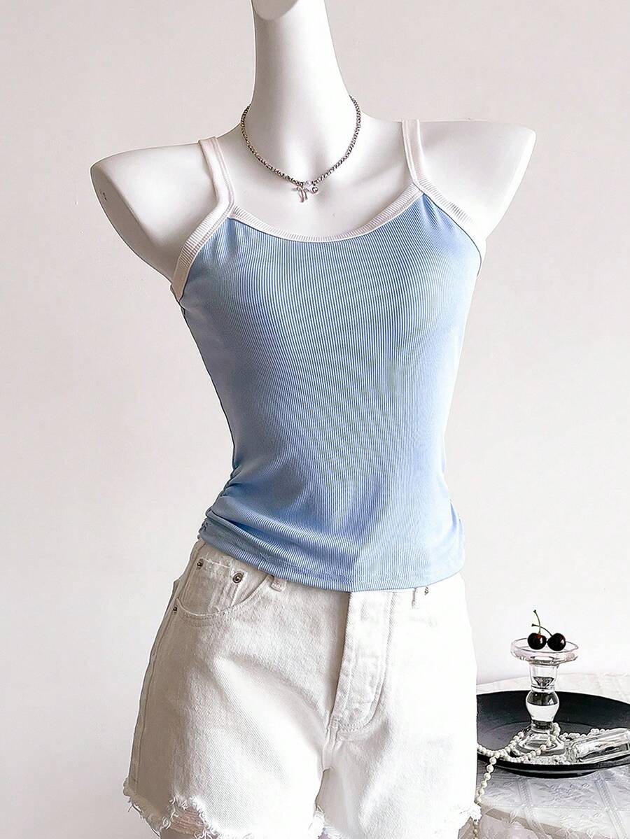 少女休闲百搭紧身吊带背心，浅蓝色撞色白色针织细肩带上衣，适合外出、度假、上学、春夏穿着。