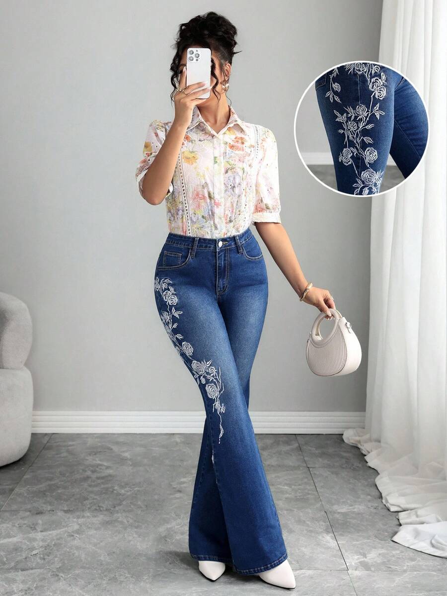 Elenzga Jeans évasés avec broderie florale - Bleu azur - Voir 1