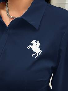 SHEIN EZwear 大码女式休闲骑士图案长袖衬衫，适合夏季、秋季和冬季 - 藍色 - 查看 6