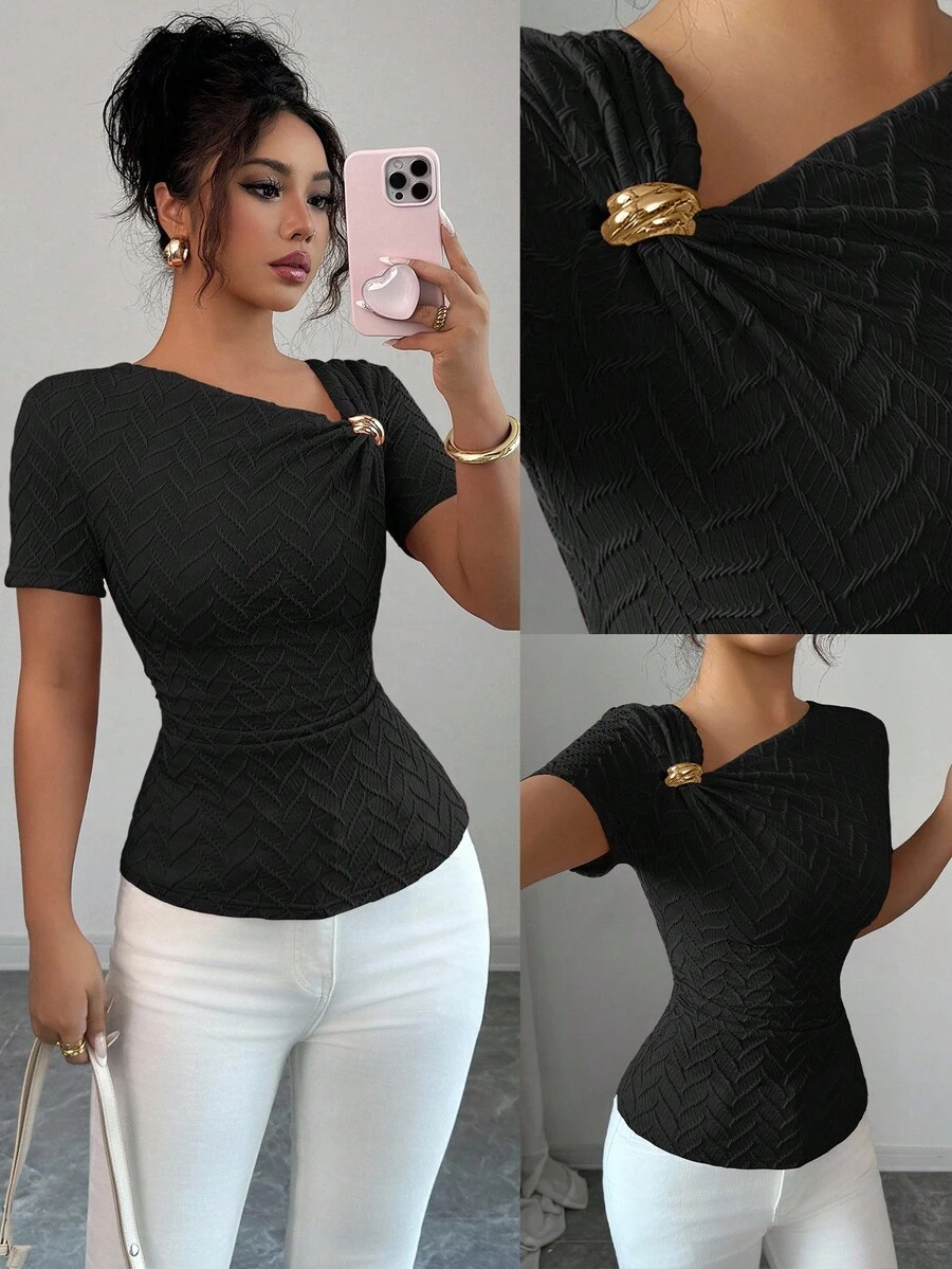 Elenzga 女士优雅不对称领口3D玫瑰金纽扣装饰短袖T恤 - 黑色 - 查看 1