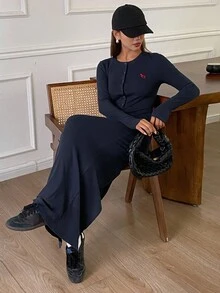 DAZY 刺绣图案修身腰部圆领长袖休闲街头风格女式长裙，秋冬 - 藏蓝色 - 查看 1