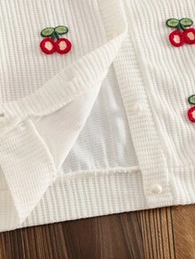 SHEIN Vintaside Kids 小女孩 2 件套：红色灯芯绒蘑菇刺绣长袖连衣裙，白色彼得潘领，搭配白色长袖开衫，珍珠纽扣和 3D 樱桃装饰，春秋秋冬 - 紅色 - 查看 4