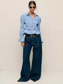 Nöista 精致的褶饰纽扣衬衫，采用轻盈的褶皱棉布制成，上身采用褶皱设计，下摆饰有精致的荷叶边，泡泡袖收拢，形成褶饰喇叭袖口和柔软的尖领。透气面料带来透气舒适感和微妙的弹性，塑造纤细腰身、柔美廓形，是春季造型的完美之选，也是秋季轻松过渡的叠穿之选。 - 藍色 - 查看 6