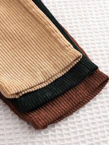 SHEIN 男婴休闲纯色加厚灯芯绒弹力腰裤，3种颜色可选，舒适透气。这款男婴灯芯绒裤采用经典设计和柔软面料，适合各种休闲场合。无论是日常居家、户外活动还是节日庆典，都能展现宝宝的可爱与时尚。简约的风格和百搭的颜色使其成为打造萌娃造型的理想之选。秋冬季适用。 - 彩色 - 查看 4