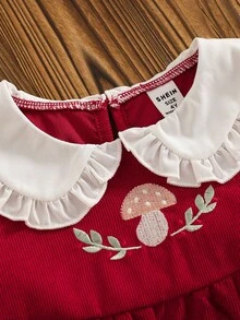 SHEIN Vintaside Kids 小女孩 2 件套：红色灯芯绒蘑菇刺绣长袖连衣裙，白色彼得潘领，搭配白色长袖开衫，珍珠纽扣和 3D 樱桃装饰，春秋秋冬 - 紅色 - 查看 5