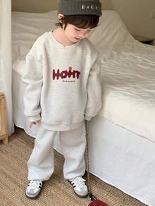 SHEIN 3 件幼儿男童时尚运动套装、2 件休闲卫衣和裤子套装、3 件卡通字母针织披肩套装、男婴校园风格上衣和裤子套装 - 彩色 - 查看 4