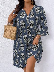 SHEIN LUNE 大码 V 领荷叶边下摆休闲骷髅印花连衣裙 - 寶藍色 - 查看 5