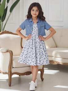 SHEIN 中小女孩藍色牛仔外套，前扣板和花卉印花背帶連身裙套裝