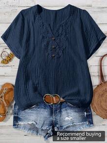 Linhara 大码女式V领撞色蕾丝短袖休闲衬衫 - 藏蓝色 - 查看 5