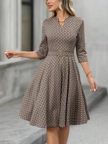 EMERY ROSE 女式秋季优雅通勤 V 领无袖高腰及膝连衣裙，经典派对礼服，婚礼宾客礼服，别致礼服，优雅晚礼服 - 卡其色 - 查看 3