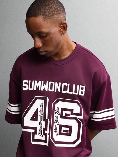 SUMWON 宽松版型足球风格球衣 T 恤，带有校队号码图案和条纹细节，超大街头休闲夏季 T 恤