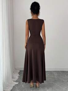 SHEIN PETITE Váy thiết kế xếp nếp cổ bất đối xứng không tay trang trí kim loại eo mới, đa năng cho hàng ngày, kỳ nghỉ, thường ngày, trẻ trung & thanh lịch, mùa xuân/hè - màu nâu - Xem 2