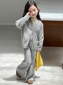 Dazy Kids 小女孩刺绣纽扣前长袖上衣和裤子毛衣套装 - 灰色 - 查看 3