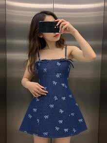 SHEIN 青少年女孩時尚休閒 Y2K 復古酷街頭返校大學基本款簡約白色蝴蝶結圖案藍色牛仔掛脖短款可愛洋裝 - 藍色 - 查看 5