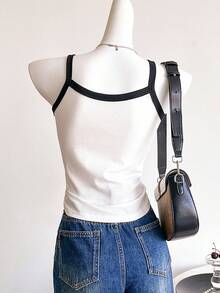 少女休闲百搭无袖上衣，修身撞色针织吊带背心，天蓝色/浅蓝色，适合外出、度假、上学、春夏穿着，白色露脐上衣