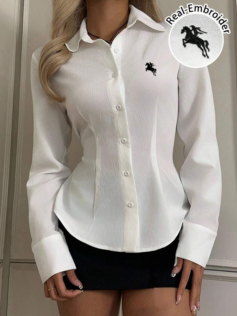 SHEIN EZwear Chemise à manches longues avec logo brodé vintage noir, style minimaliste décontracté, taille cintrée, convient pour l'automne/hiver. Blouse chic pour femmes - Blanc - Voir 1