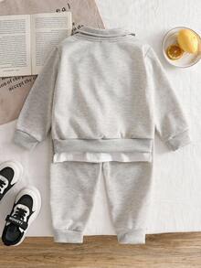 SHEIN 2 件套年轻男孩休闲燕麦色 Polo 领运动服上衣 + 裤子套装，舒适服装适合日常穿着和外出，适合上学、秋冬季 - 淺灰色 - 查看 2