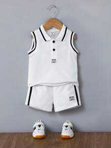 SHEIN Playful Pals 2 peças/conjunto Meninos Bebê Moda Casual Simples com Detalhe de Remendo de Letra, Acabamento Listrado Prático, Regata Tricotada Gola Pólo e Conjunto de Shorts Tricotados Cinza, Adequado para Uso Casual em Casa no Verão, Esportes ao Ar Livre e Uso Diário, Roupas Infantis, Roupas para Bebê, Conjunto de Bebê, Camisa Pólo para Bebê, Colete para Bebê, Short para Bebê, Conjunto para Bebê, 3M-3T - Branco - Visão 3