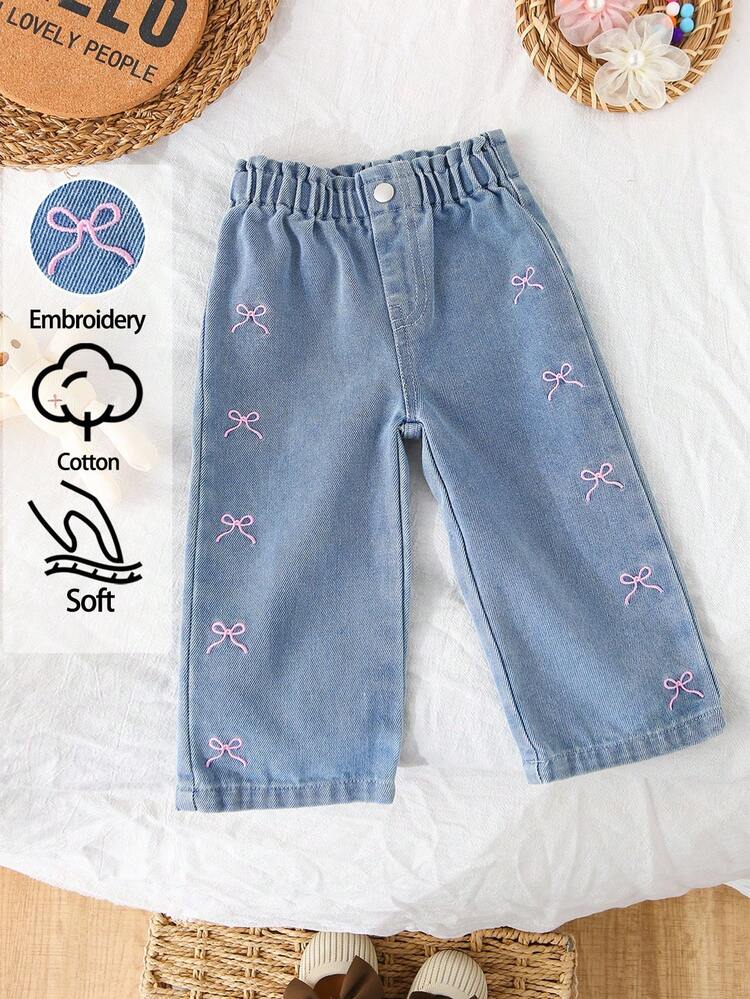 SHEIN Playful Pals 女婴休闲宽松蓝色水洗牛仔裤，带有可爱的蝴蝶刺绣，松紧腰，直筒裤腿，适合日常穿着，简约时尚 - 中等水洗藍 - 查看 1