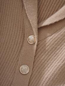 Franclia 秋冬新款纯色百搭V领金扣开衫，修身长袖针织修身连衣裙，优雅精致简约时尚日常通勤性感商务弹力罗纹领毛衣连衣裙 - 杏色 - 查看 4