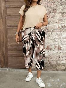 SHEIN LUNE 大码女式纯色圆领蝙蝠袖 T 恤 + 节日风格手绘涂鸦图案抽绳腰部印花七分裤女式两件套夏季服装，音乐节，汽车，2 件套夏季服装女士夏季服装，两件套女士适合外出 - 卡其色 - 查看 2