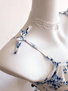SHEIN Sweetra Young 青少年（女孩）连衣裙，可调节细肩带，蝴蝶结装饰，蓝白花卉印花，褶皱吊带短摆连衣裙，适合夏季 - 藍色 - 查看 4