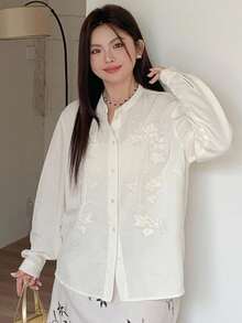 Dazy Plus 花卉刺绣对称宽松小圆领长袖白色加大码女式衬衫秋季 - 白色 - 查看 3