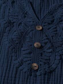 Linhara 大码女式V领撞色蕾丝短袖休闲衬衫 - 藏蓝色 - 查看 4