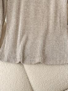 GlowEve Áo thun nữ cổ tròn tay dài thiết kế nút cài màu trơn, dáng rộng thoải mái - Màu be - Xem 4