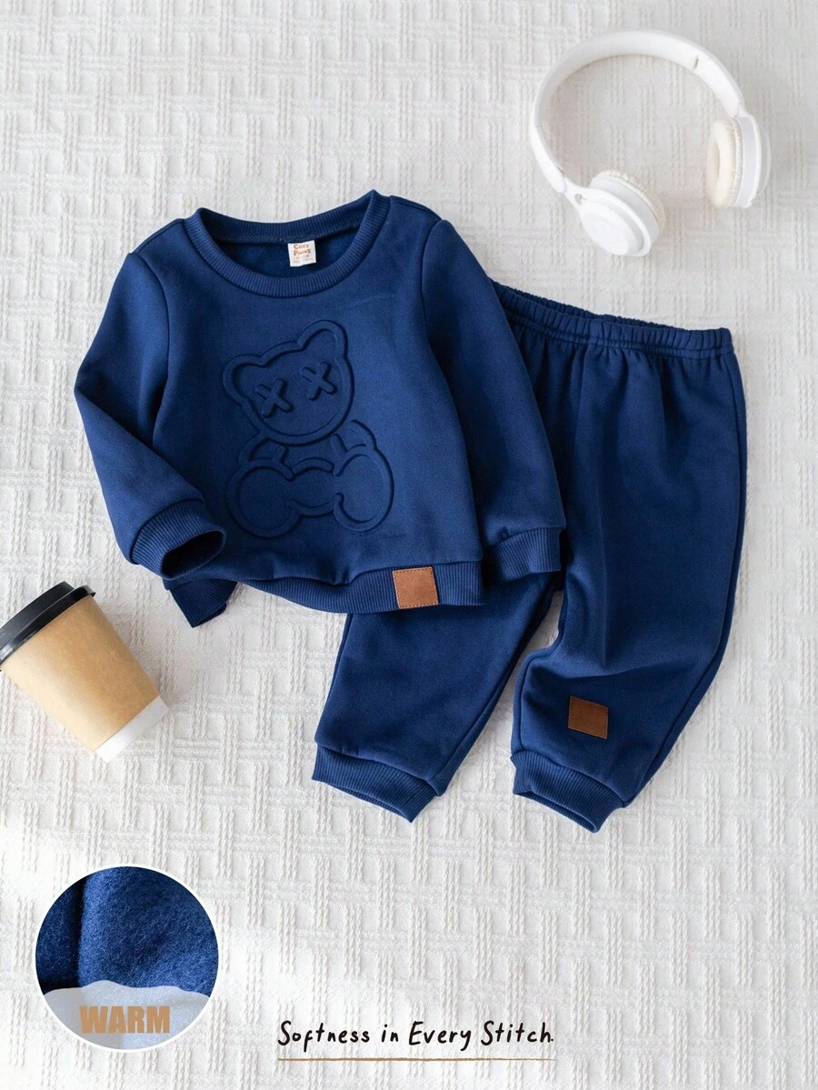 Cozy Pixies 2 pezzi Set di maglia a girocollo a maniche lunghe con motivo a rilievo di orsetto cartoni animati e pantaloni con vita elastica e polsini alla caviglia per bambini/bambine, con fodera in pile caldo, adatto per autunno/inverno, comodo, versatile, casual, carino, design semplice, adatto per interno, esterno, uso quotidiano, sport, gioco, festa, Ognissanti, Natale, Capodanno, ritorno a scuola