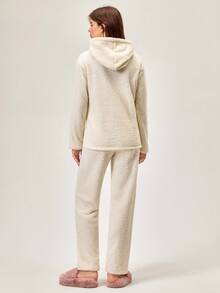 Loomlin Set Bunny Bliss Dream – Pijamale ultra moi și pufoase în culoarea cremului de vanilie, drăgălășenie de culcare și moliciune divină, material Sherpa ultra pufos, croială lejeră și talie elastică pentru confort pe tot parcursul nopții, hanorac supradimensionat cu buzunar frontal tip marsupiu