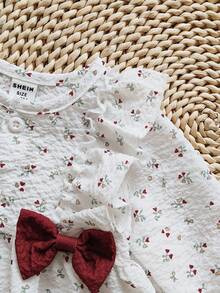 SHEIN Vintaside Kids فستان طفلة حديثة الولادة بياقة مستديرة، مطرز بطبعات كرزية كرتونية، أكمام طويلة، فيونكة حمراء، أنيق وجذاب، مناسب لجميع الفصول، طراز جديد - ابيض واحمر - مشاهدة 7
