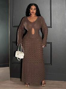 Slaydiva فستان ماكسي محبوك أنيق وأنيق ذو أكمام طويلة وياقة عميقة على شكل V وشق جانبي للنساء ذوات الحجم الكبير، لون بيج ثابت، مناسب لحفلات المنتجعات الراقية في خريف وشتاء 2025 - كاكي - مشاهدة 3