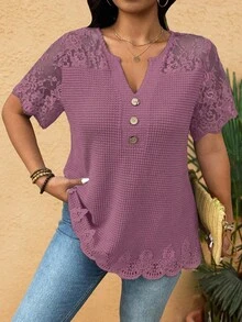 EMERY ROSE Plus Size V-Neck Lace Mesh Splice Waffle Knit Fabric Hem Lace Trim Wooden Button Decor Casual Vacation Home T-Shirt Plus Size Lace Top Plus Size Ribbed Knit Top Lace Trim Top Purple Lace Top Plus Size Tops - Dusty Pink - View 3