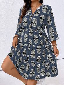 SHEIN LUNE 大码 V 领荷叶边下摆休闲骷髅印花连衣裙 - 寶藍色 - 查看 3