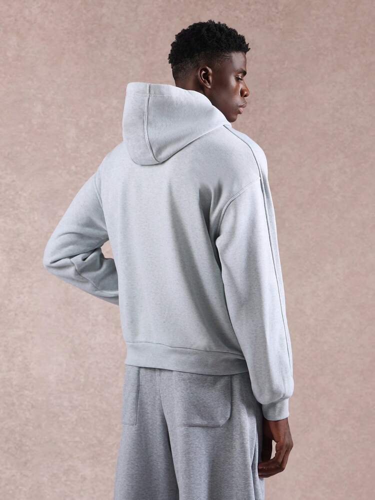 エッセンシャルな刺繍クロスデザインプルオーバーパーカー（センターポケット付き）