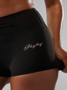 Missguided x Playboy Pantalones cortos deportivos de tiro alto con cintura fruncida y detalle de logo para ropa deportiva - Negro - Ver 3