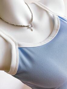 少女休闲百搭紧身吊带背心，浅蓝色撞色白色针织细肩带上衣，适合外出、度假、上学、春夏穿着。