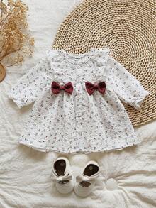 SHEIN Vintaside Kids فستان طفلة حديثة الولادة بياقة مستديرة، مطرز بطبعات كرزية كرتونية، أكمام طويلة، فيونكة حمراء، أنيق وجذاب، مناسب لجميع الفصول، طراز جديد - ابيض واحمر - مشاهدة 3
