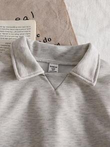 SHEIN 2 件套年轻男孩休闲燕麦色 Polo 领运动服上衣 + 裤子套装，舒适服装适合日常穿着和外出，适合上学、秋冬季 - 淺灰色 - 查看 6