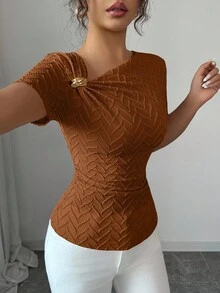 Elenzga 女士优雅不对称领口3D玫瑰金纽扣装饰短袖T恤 - 棕色 - 查看 3