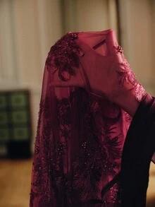 Anewsta Valentinstag Urlaubsstil Pailletten Stickerei transparente Langarm Stehkragen Damen Bluse mit Schleife - Bordeaux - Übersicht 8