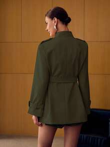 MOTF PREMIUM 不对称领口设计宽松腰部短款风衣 - 軍綠色 - 查看 2